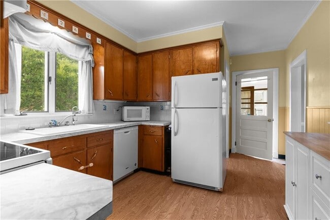 Building Photo - 58 Bedlow Ave