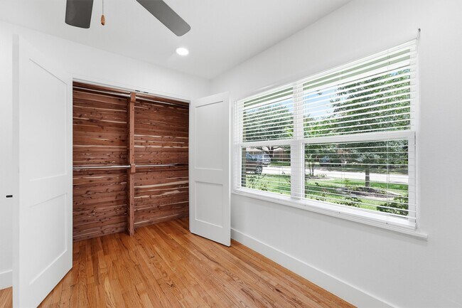 Building Photo - 2014 Woodcrest Dr