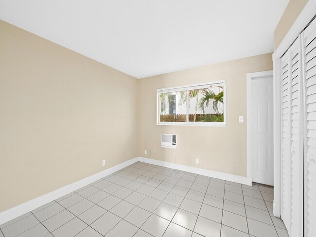 Building Photo - 1219 NE 14th Ave