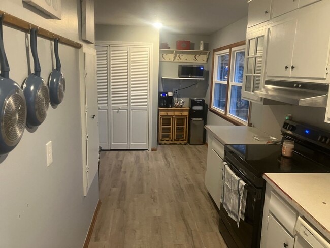 Building Photo - Fully furnished three bedroom for short term