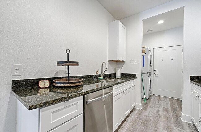 Building Photo - Modern 3BR/2BA Home with Washer/Dryer and ...