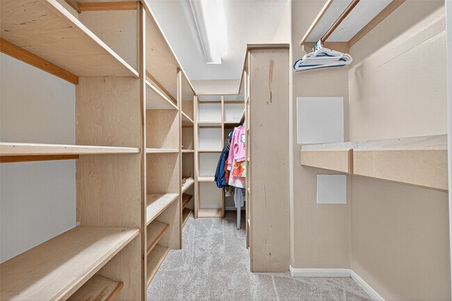 Building Photo - 647 Hollandbridge Ln