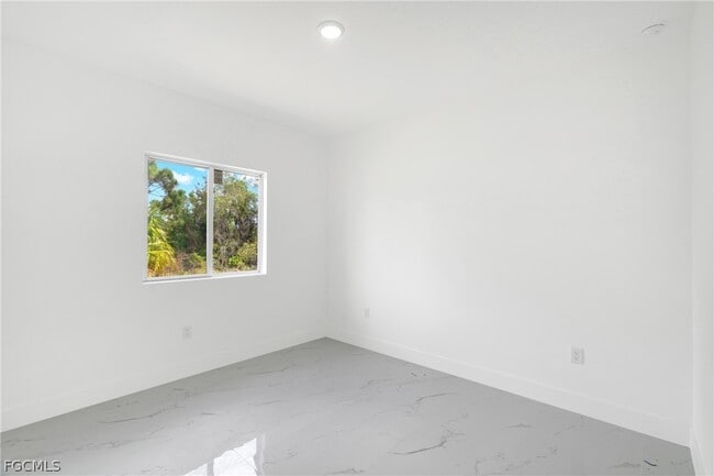 Building Photo - 724 Lamar St E