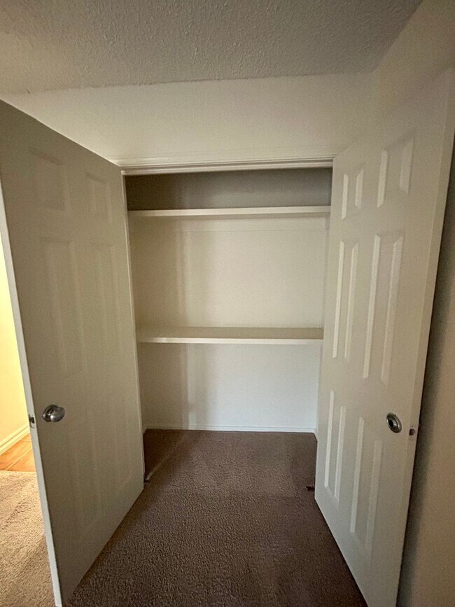 Building Photo - Gorgeous and spacious condo in a quiet and convenient location!