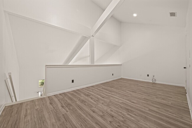 Building Photo - 180 April Point Dr S