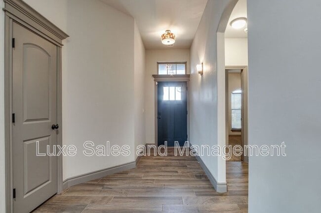 Building Photo - 6133 Oxnard St