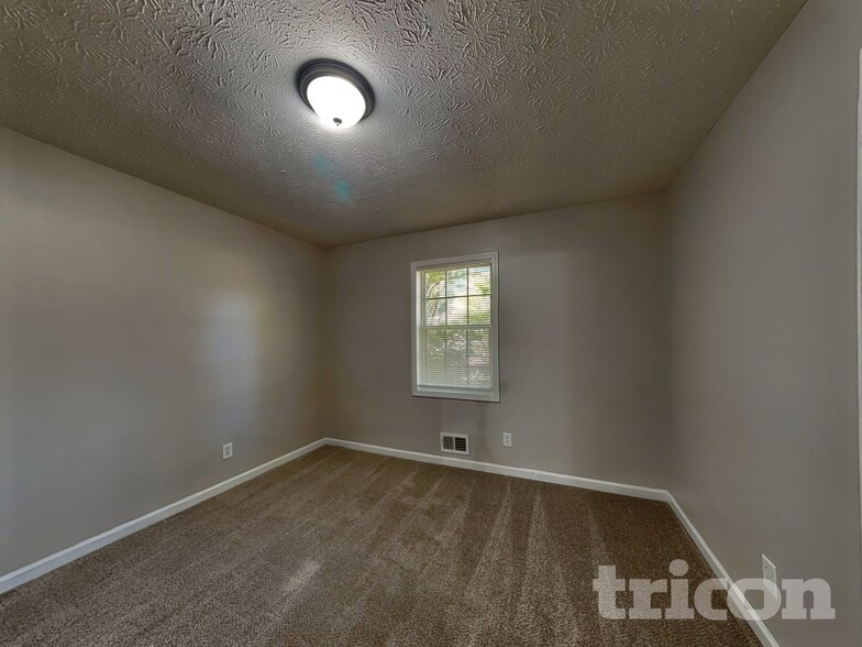 Building Photo - 3376 Poplar Dr