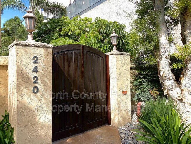Building Photo - 2420 Torrey Pines Rd