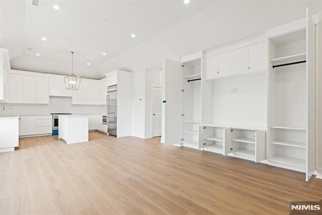 Building Photo - 445 Ramapo Valley Rd