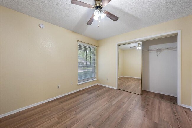 Building Photo - 1015 E Yager Ln