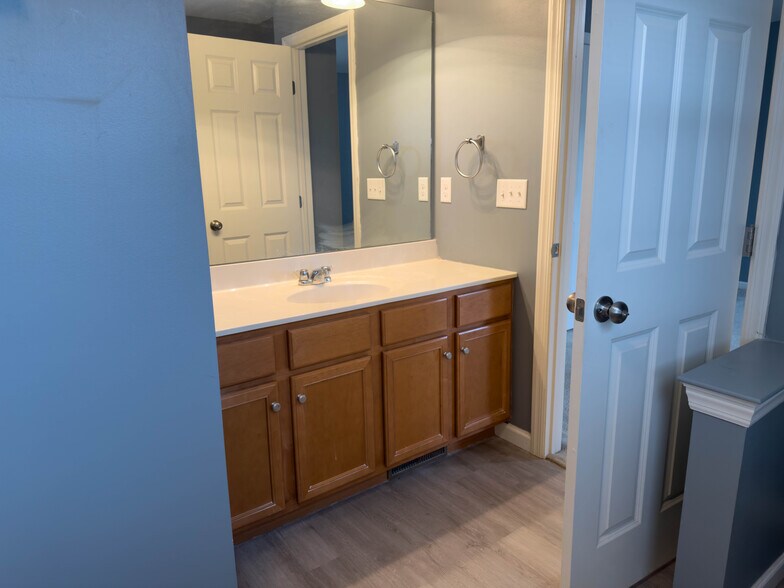 Building Photo - 111 N Village Cir