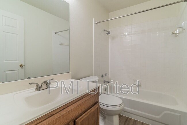 Building Photo - 2758 Red Oak Dr