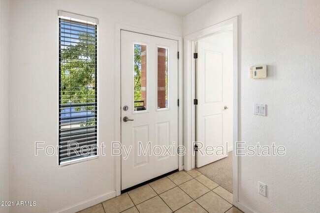 Building Photo - 330 S Farmer Ave