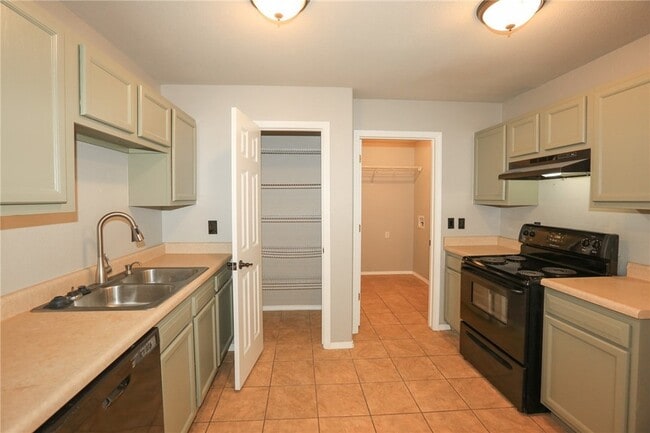 Building Photo - 900 SW River Rock St