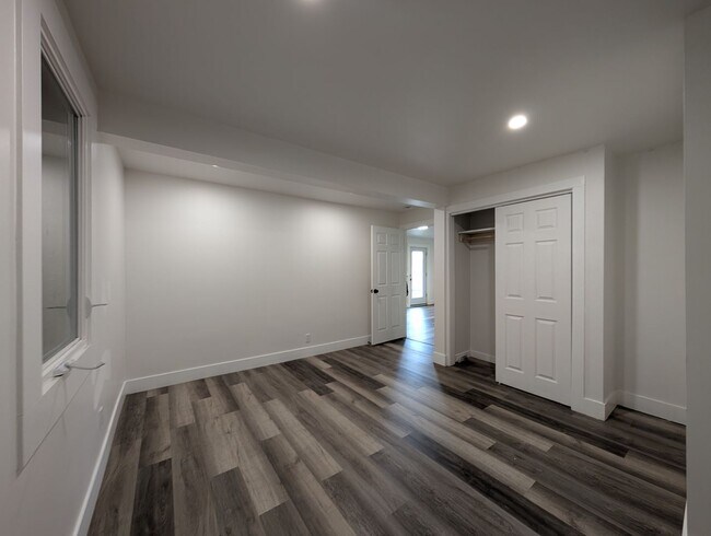 Building Photo - NW 9th &amp; Furnish Duplex