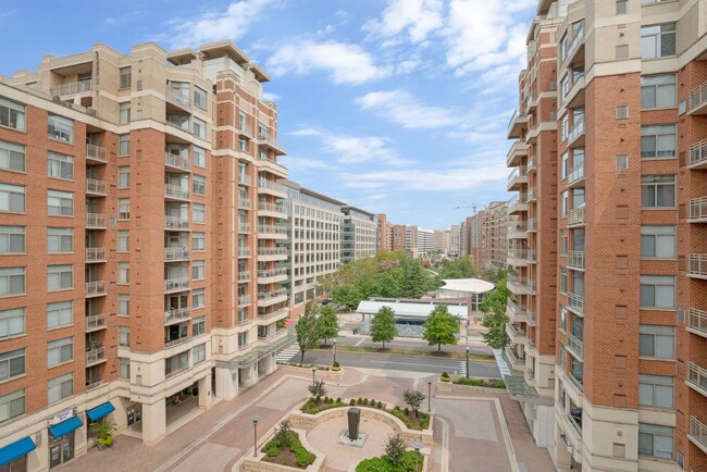 Building Photo - This luxury 2 bedroom condo has phenomenal amenities and is walking distance to the new Potomac Y...