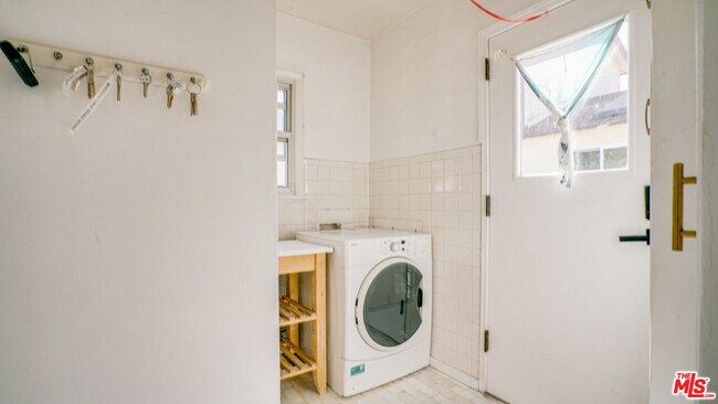 Building Photo - 6632 W 87th St