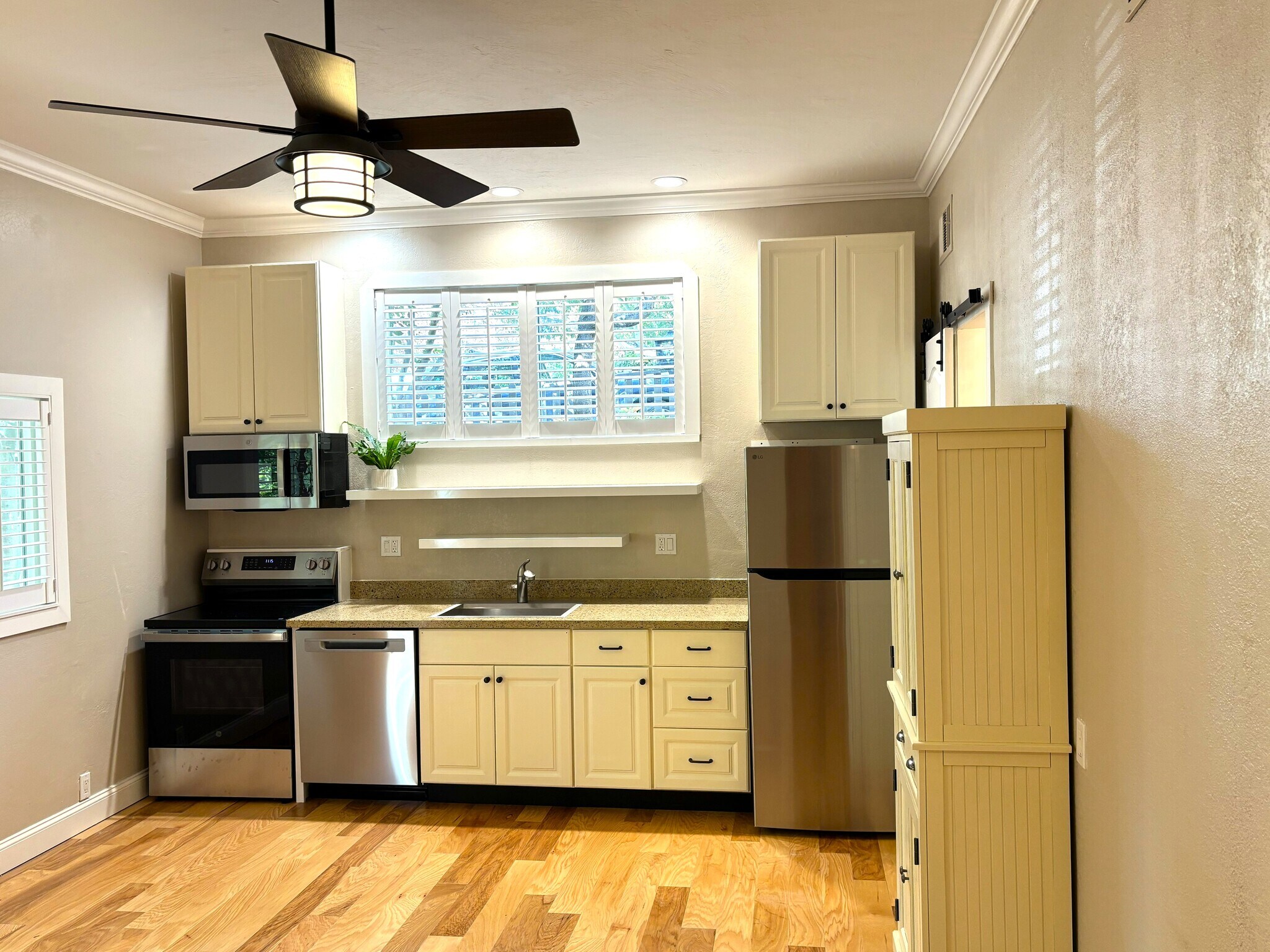 Kitchen - 1340 Hospital Rd