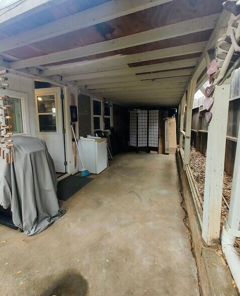 Private covered back deck - 385 Foresthill Ave