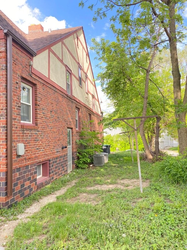 Building Photo - Large 2 bed 1 bath duplex with one car att...