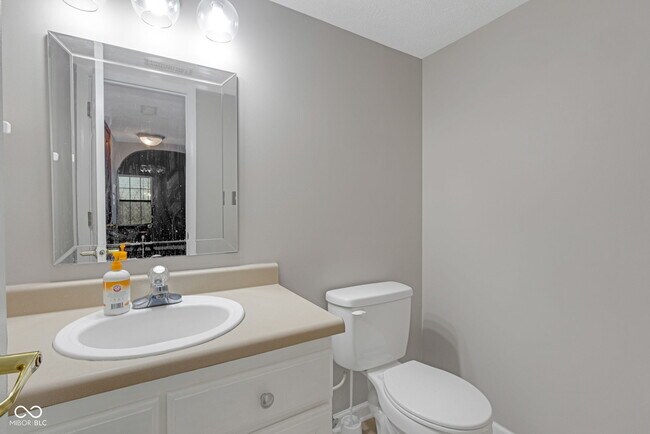 Building Photo - 6318 Pickwick Ct