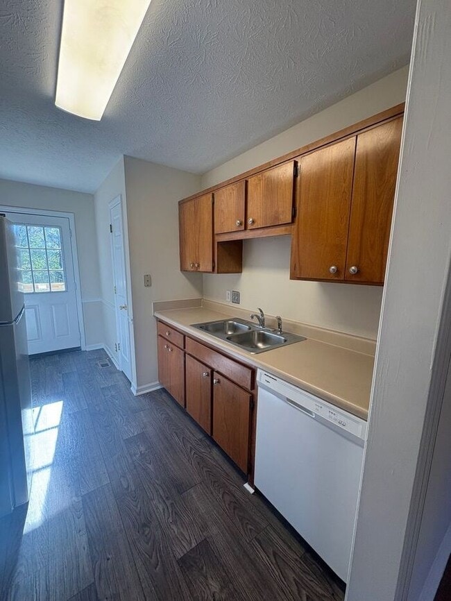 Building Photo - 3 Bed/2 Bath with Deck/Yard in quite neigh...