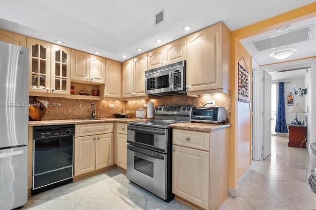 Building Photo - 5555 Collins Ave