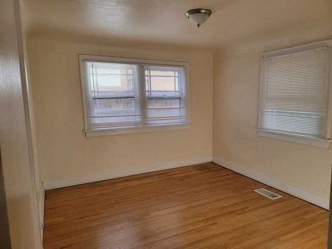 Building Photo - 2 BEDROOM AND 1 BATH NEXT TO UNM CAMPUS