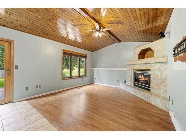 Building Photo - 1008 3rd St NE