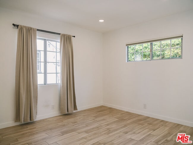 Building Photo - 917 N Ave 51