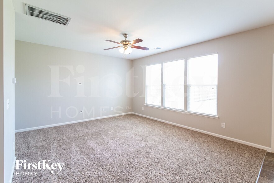 Building Photo - 543 Crossland Dr