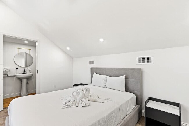 Building Photo - 8115 Thomas Dr