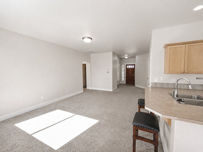 Building Photo - Spacious 3BR Home with Private Yard Near Alpenglow Park