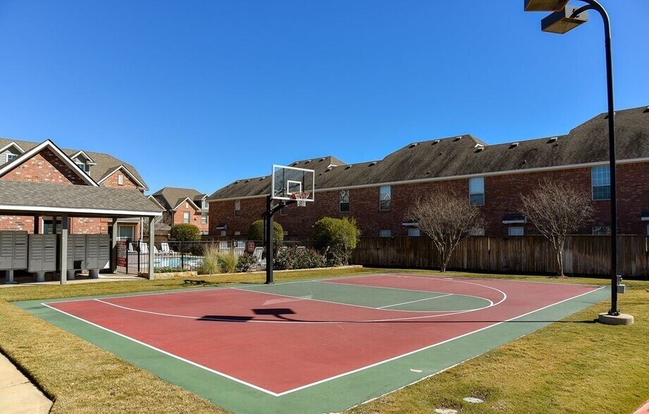 Building Photo - 1001 Krenek Tap