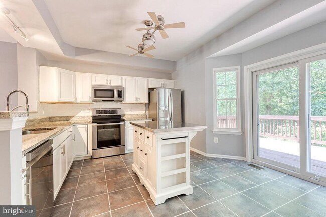 Building Photo - 3bd 2.5bth home nestled in the sought-afte...