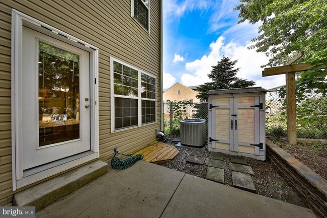 Building Photo - 396 Delmar St