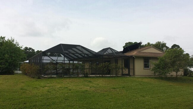 Building Photo - 3/2/1 with screened in patio/pool