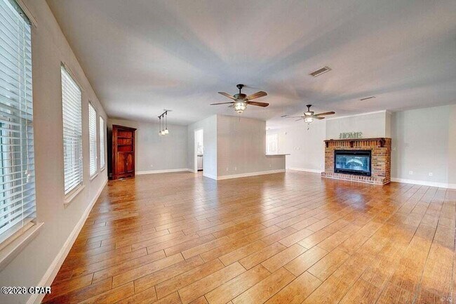 Building Photo - 350 Greenwood Cir