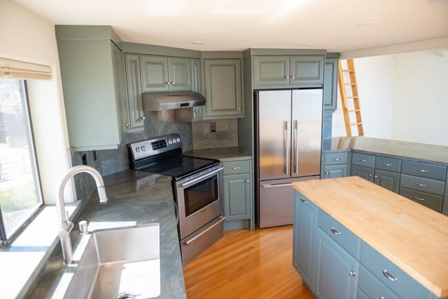 Building Photo - 23635 E Cliff Dr
