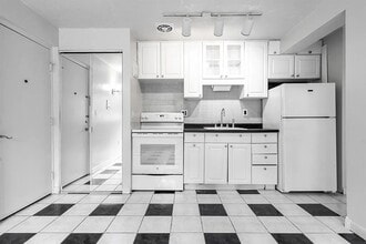 Building Photo - 10 Colonial Village Dr