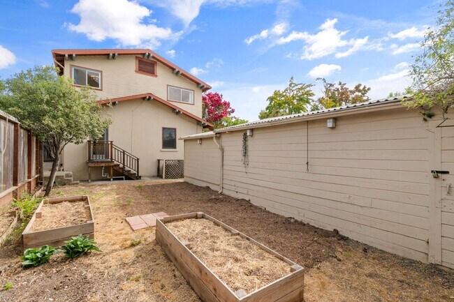 Building Photo - Upper Dimond/Lincoln Highlands Wonderful Craftsman Home!