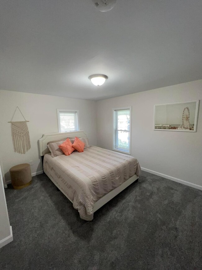 Building Photo - 17 Heather St