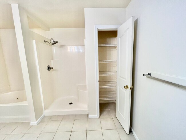 Building Photo - Spacious 4 Bedroom Home on Cul-de-sac in Castleton Virginia Beach!