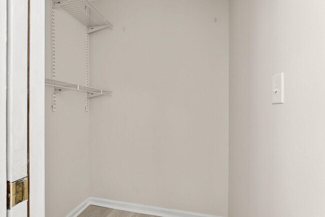 Building Photo - 2583 Woodhill Dr