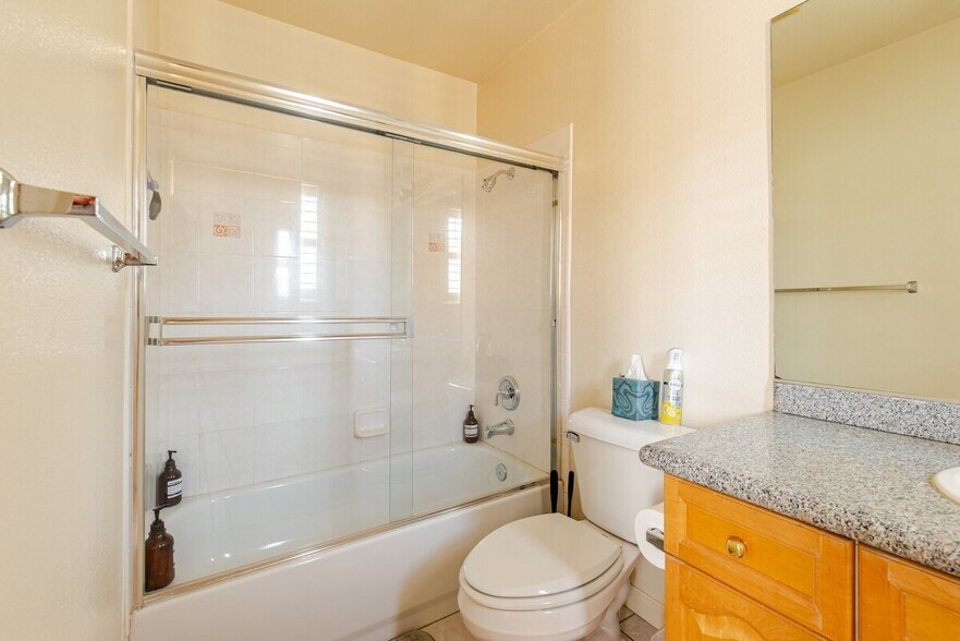 3rd Bedroom Shower/Tab - 199 N Lincoln Ave