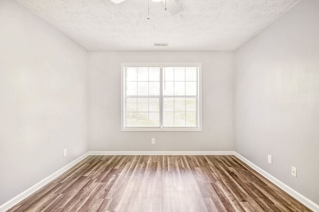 Building Photo - Up to Date Condo