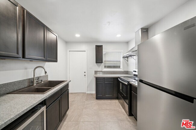 Building Photo - 1543 W 23rd St