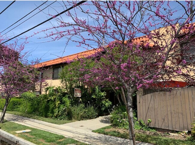Entr - 6420 Balboa Blvd