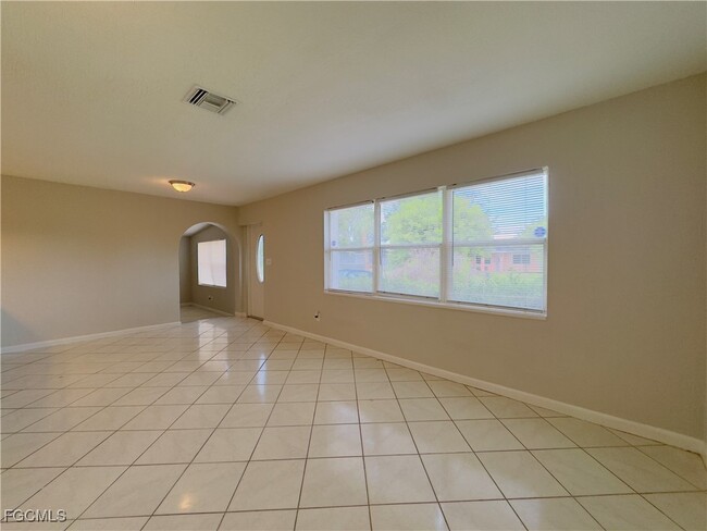 Building Photo - 913 Hudson Ave