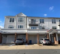 Building Photo - Beautiful 3 Bed 2.5 Bath Interior Townhome In Ashburn Village